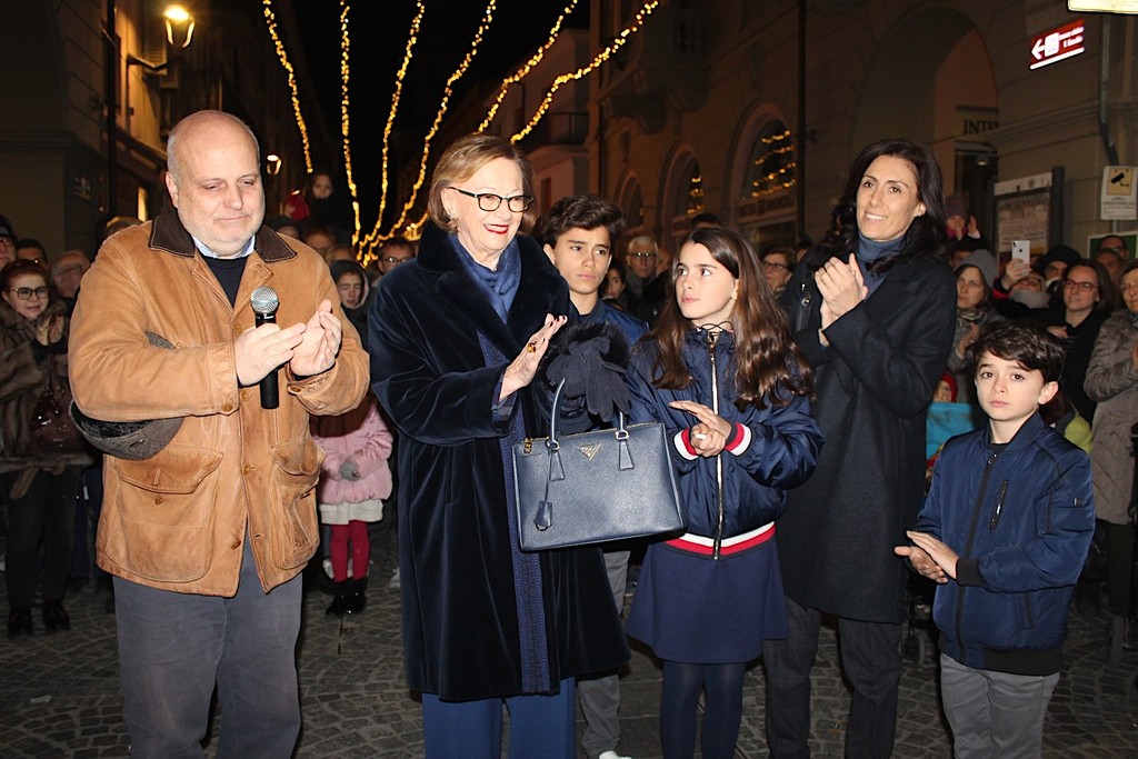 Grande festa ad Alba per l accensione dell albero di Natale donato