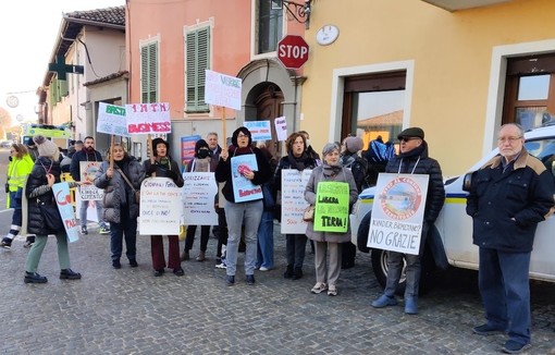 Il gruppo di manifestanti ieri in paese