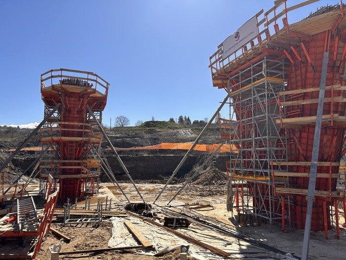 Alcuni momenti del sopralluogo tenuto questa mattina sul cantiere dell'autostrada Asti-Cuneo grazie all'iniziativa di Itinera, Confindustria Piemonte e Confindustria Cuneo