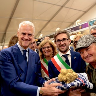 Il vicepremier Tajani inaugura la Fiera del Tartufo Bianco d'Alba: &quot;Dove passano le merci non passano le guerre&quot; [FOTO e VIDEO]