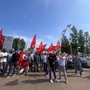 Una manifestazione del giugno scorso davanti allo stabilimento di Cervere