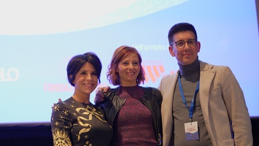 Alcuni momenti della serata tenuta venerdì al Cinema Monviso di Cuneo. Sopra, da sinistra, Stefania Andreoli, Daniela Balestra e Joseph Meineri