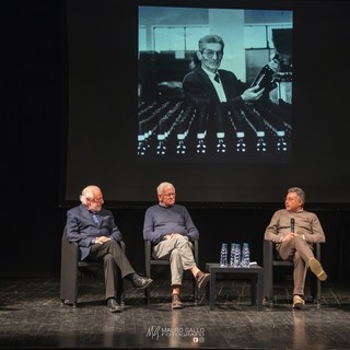 La tavola rotonda moderata dal giornalista Roberto Fiori (da sx) in cui hanno parlato l'onorevole Tomaso Zanoletti, Massimo Martinelli, Claudio e Maurizio Rosso (Ph. Mauro Gallo Foto, Alba)