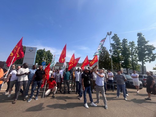 Una manifestazione del giugno scorso davanti allo stabilimento di Cervere