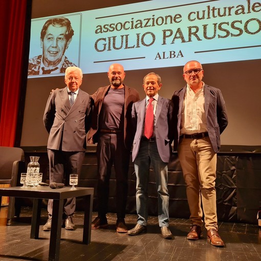 Ieri sera al Teatro Sociale Busca l'appuntamento promosso dall'Associazione Giulio Parusso. Nella foto, da sinistra, Roberto Ponzio, Valerio Berruti, Giuseppe Gobino e Massimo Morando