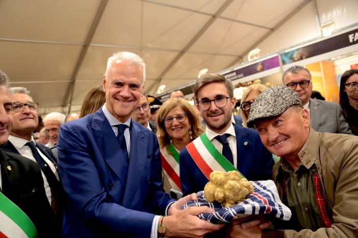 Il vicepremier Tajani inaugura la Fiera del Tartufo Bianco d'Alba: &quot;Dove passano le merci non passano le guerre&quot; [FOTO e VIDEO]