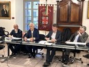 Durante la seduta dell'a 3ª commissione consiliare l'intervento del professor Giovanni Valotti, secondo da sinistra. Alla sua destra Massimo Feira, a destra il presidente di commissione Claudio Tibaldi e il sindaco Carlo Bo