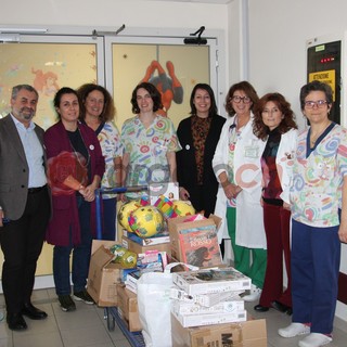 Giocattoli e libri ai bambini della pediatria di Mondovì grazie al service &quot;Piccoli amici&quot; del Rotary