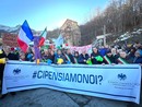 In duecento a protestare con palette e secchielli al cantiere del tunnel di Tenda [FOTO]