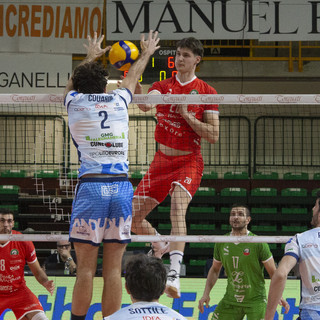 Lorenzo Codarin a muro nella partita vinta da Cuneo a Macerata (Foto Mauro Pianes)