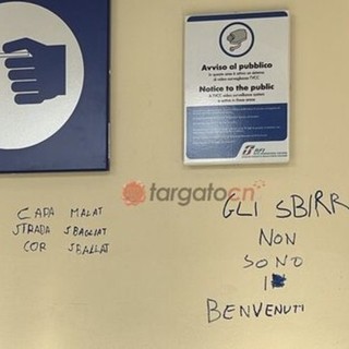 Una delle scritte comparse sulla parete della stazione di Mondovì