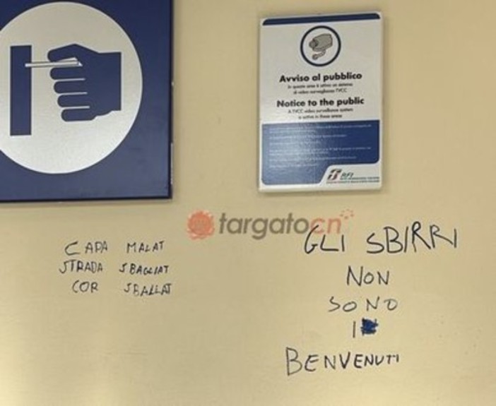 Una delle scritte comparse sulla parete della stazione di Mondovì