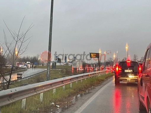 Si ribalta camioncino con cestello: lunghe code verso l'ingresso dell'autostrada di Mondovì