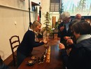 Elisa Tarasco durante un test olfattivo dei suoi oli essenziali prodotti con le erbe officinali che coltiva in alta montagna