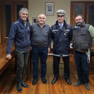 Il Commissario Flavio Iannitello (secondo da destra) ha ricevuto i ringraziamenti per i suoi 39 anni di ininterrotto servizio alla Comunità dell'Unione dei Comuni di Barolo e Colline di Langhe