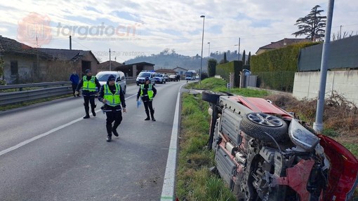 L'auto fuori strada sulla Statale 231