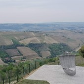 Pronta a navigare sulle colline di Langhe e Roero: inaugurata a Neviglie la barca a vela dell’artista Jean Marie Appriou