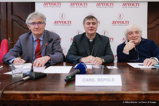 Un momento dalla presentazione di &quot;Avvolti&quot; col cardinale Repole (foto Mihai Bursuc - &quot;La Voce e il Tempo&quot;)