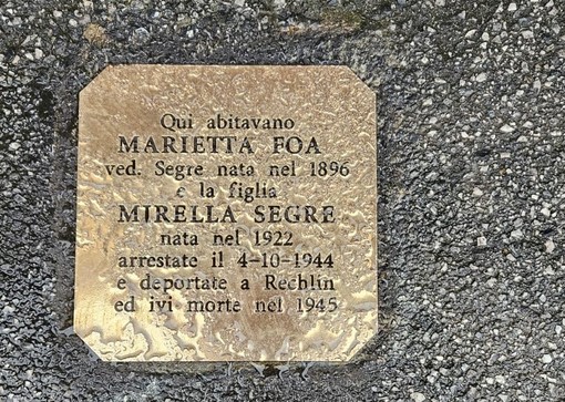 La pietra d'inciampo che ricorda Marietta Foà e Mirella Segre