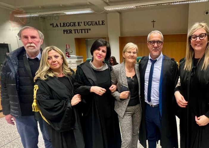 I vezzesi Giuseppe Steffanino (primo da sinistra) e Carla Bonino (quarta da sinistra), coi legali Silvia Calzolaro, Marta Giovannini, Marco Calosso e Elisa Anselmo