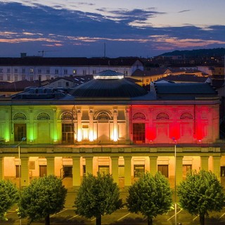 Il Politeama illuminato col tricolore in uno scatto di Tino Gerbaldo