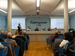 Nelle foto alcuni momenti della presentazione avvenuta ieri sera presso la sede dell'associazione di categoria provinciale