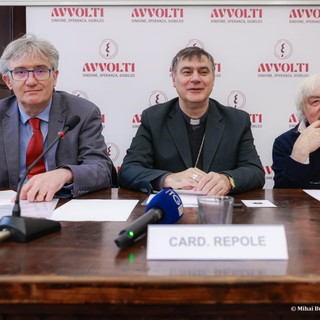 Un momento dalla presentazione di &quot;Avvolti&quot; col cardinale Repole (foto Mihai Bursuc - &quot;La Voce e il Tempo&quot;)