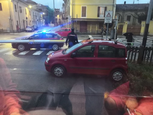 Auto bloccata sul passaggio a livello a Savigliano, treno fermo in stazione per oltre un quarto d'ora