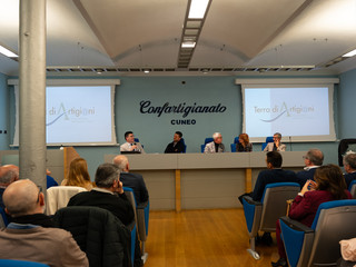 Nelle foto alcuni momenti della presentazione avvenuta ieri sera presso la sede dell'associazione di categoria provinciale