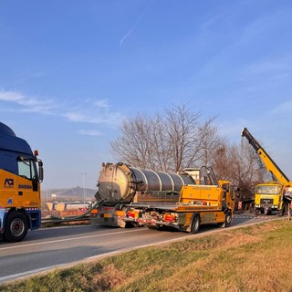 Il recupero di un'autocisterna finita fuori strada a Verduno sulla provinciale 7