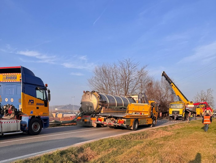 Il recupero di un'autocisterna finita fuori strada a Verduno sulla provinciale 7