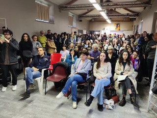 I diversi momenti della partecipata cerimonia tenuta ieri nel piazzale Beausoleil