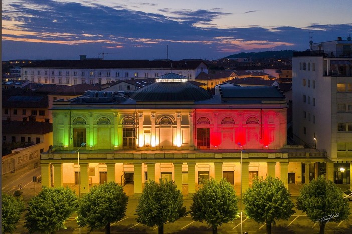 Il Politeama illuminato col tricolore in uno scatto di Tino Gerbaldo