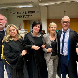 I vezzesi Giuseppe Steffanino (primo da sinistra) e Carla Bonino (quarta da sinistra), coi legali Silvia Calzolaro, Marta Giovannini, Marco Calosso e Elisa Anselmo