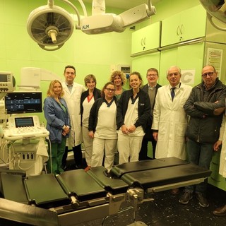 Savigliano è il primo ospedale pubblico in Piemonte e il settimo in Italia a possedere questa tecnologia. Nella foto l'équipe di Urologia col presidente degli Amici dell'Ospedale Valerio Maccagno