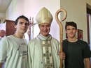 Monsignor Roberto Repole con due giovani braidesi