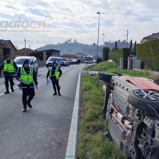 L'auto fuori strada sulla Statale 231