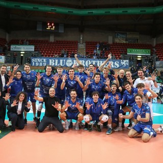 La gioia della squdra di Cuneo dopo la vittoria con Brescia (Foto Valerio Giraudo - Foto all'interno del testo di Margherita Peone)