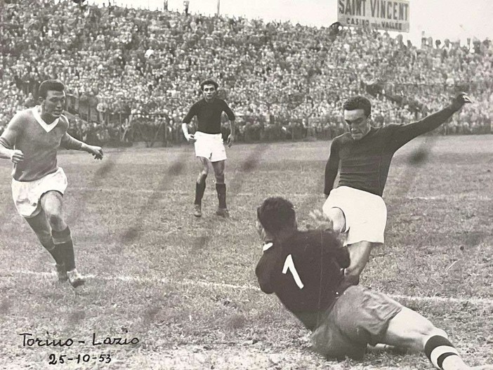 Franceschina con la maglia granata in un Torino-Lazio del 1953