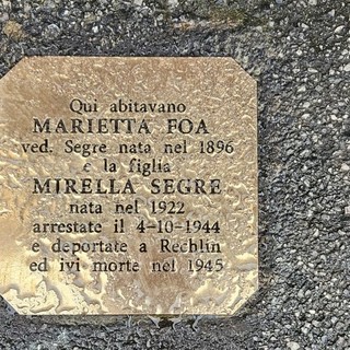 La pietra d'inciampo che ricorda Marietta Foà e Mirella Segre