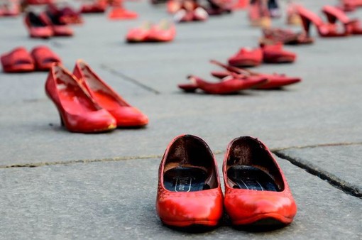 Le scarpe rosse, simbolo dell'evento di sensibilizzazione promosso sabato da Mai + Sole