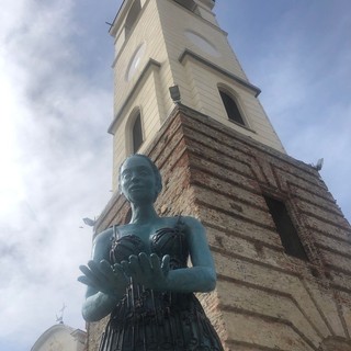 L'opera 'Il dono' di fronte alla torre civica