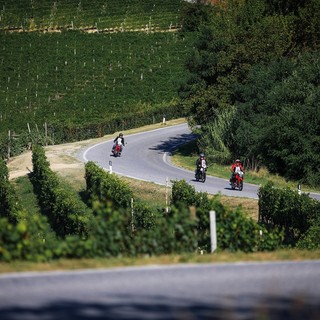 L'8 delle Langhe: un successo la granfondo per moto d'epoca con oltre sessanta partecipanti