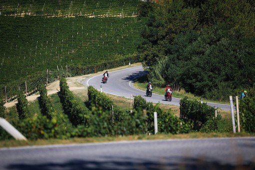 L'8 delle Langhe: un successo la granfondo per moto d'epoca con oltre sessanta partecipanti