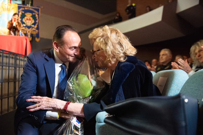 Il presidente della Regione Alberto Ciro consegna un mazzo di fiori alla signora Franca Ferrero (Fotoservizio di Barbara Guazzone, Asia Barolo, Andrea Olimpi)