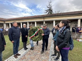 Un momento della cerimonia al cimitero tenuta lo scorso anno