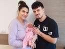 Alisea Shkoza con la mamma Denisa Maria Argatu e il papà Gert Shkoza. L'ultima nata del 2023