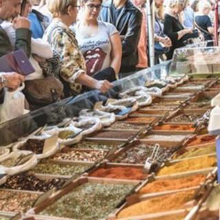 La manifestazione Albaromatica si svolge durante la prima settimana della Fiera del Tartufo Bianco d'Alba