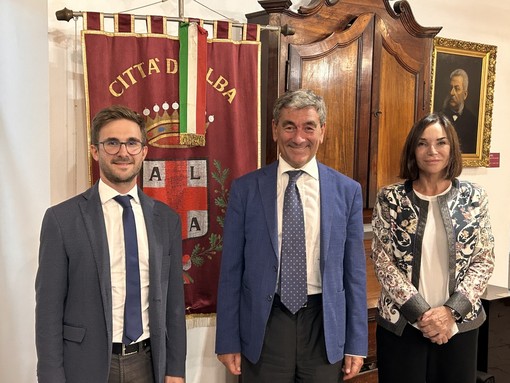 Il prefetto di Cuneo Mariano Savastano tra il sindaco di Alba Alberto Gatto e la vice prefetto vicaria Maria Antonietta Bambagiotti