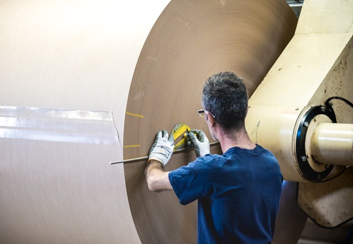 Un operaio al lavoro all'Abet Laminati di Bra